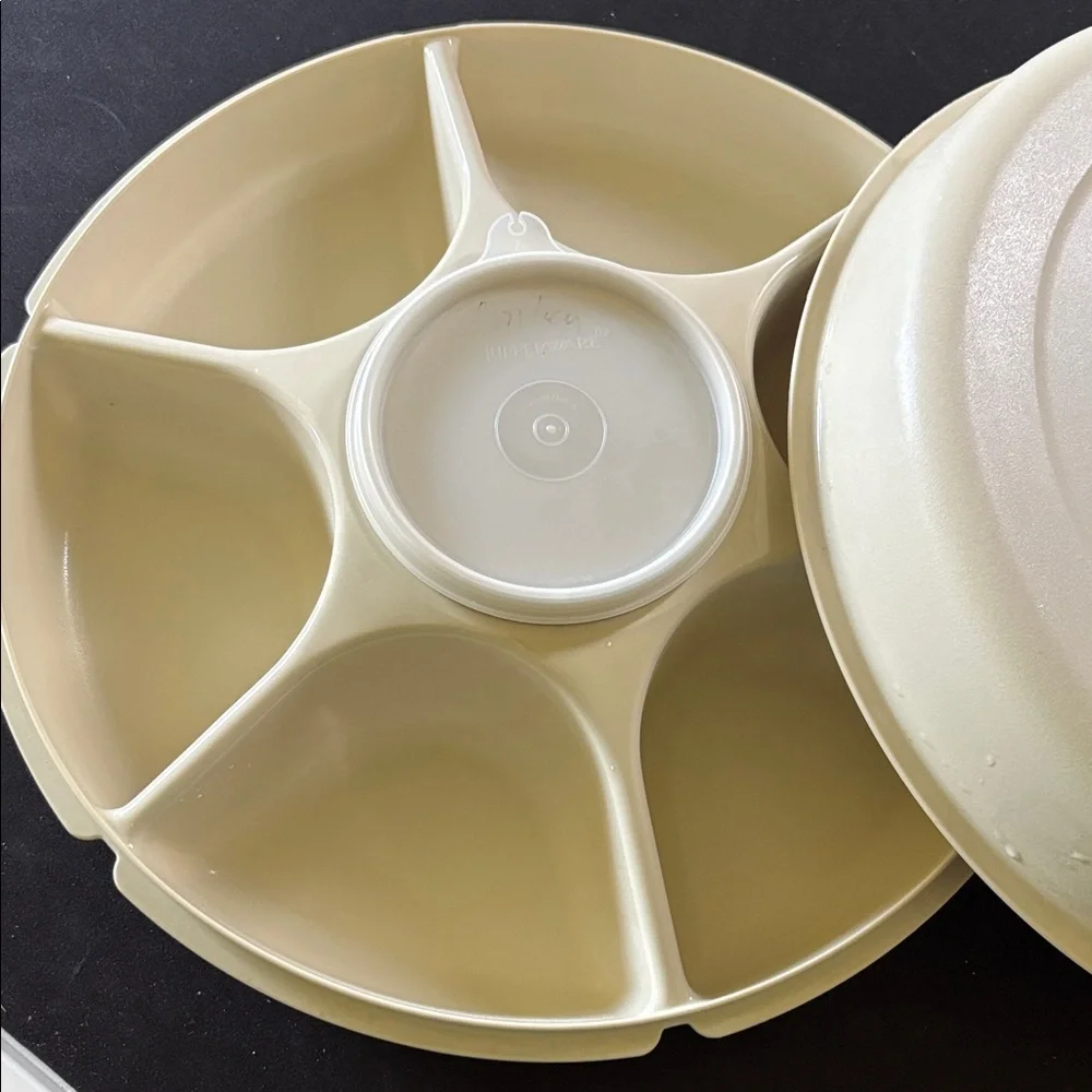 Tupperware Beige Snack Server with Lid